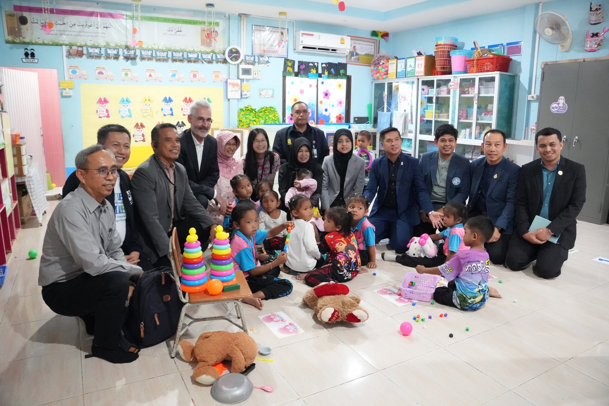 เอกอัครราชทูตสมาพันธรัฐสวิสประจำประเทศไทย พร้อมคณะ ลงพื้นที่ ติดตามผลการดำเนินโครงการการศึกษาบนฐานภาษาแม่และการศึกษาหลายภาษา  (Mother Tongue-Based/Multilingual Education : MTB/MLE)