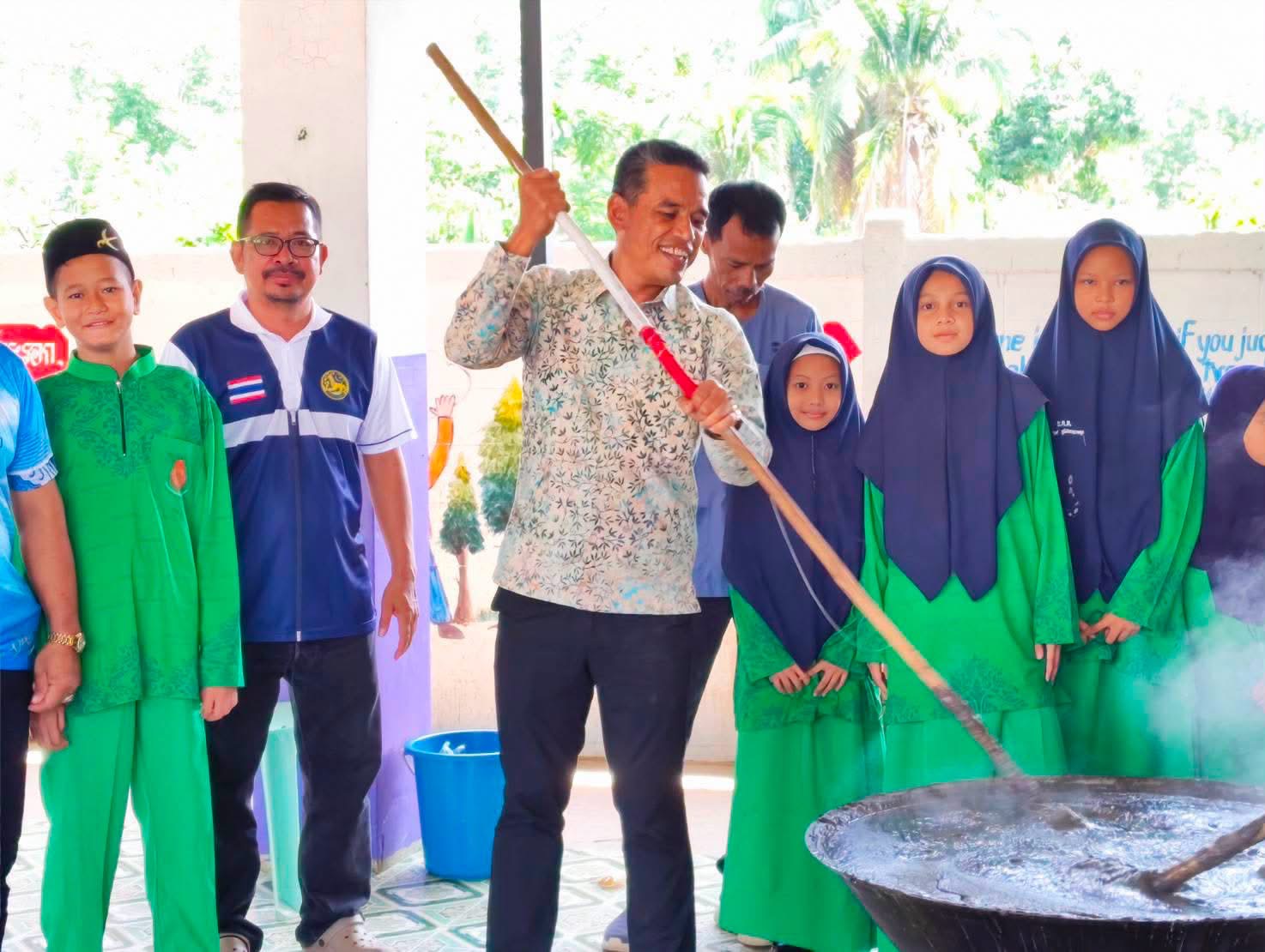 ผอ.สพป.ปัตตานี เขต 1 ร่วมกิจกรรมสัมพันธ์ชุมชน “กวนอาซูรอ” โรงเรียนบ้านโคกโตนด