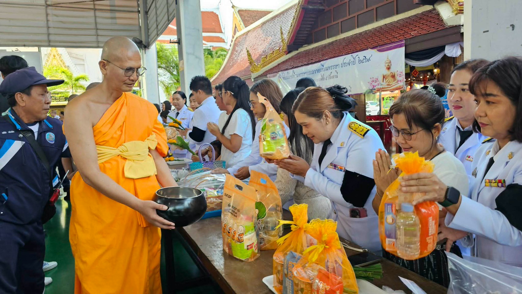 สพป.ปัตตานี เขต 1 ร่วมพิธีบำเพ็ญกุศลและทำบุญตักบาตร  น้อมถวายเป็นพระกุศลในวาระครบ 50 วัน (ปัญญาสมวาร) แห่งการสิ้นพระชนม์